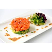 
	Nouveau produit estival. Bon apétit :) 

	Tartare saumon mariné avec avocat, servi avec les salades de saison. 

	 
